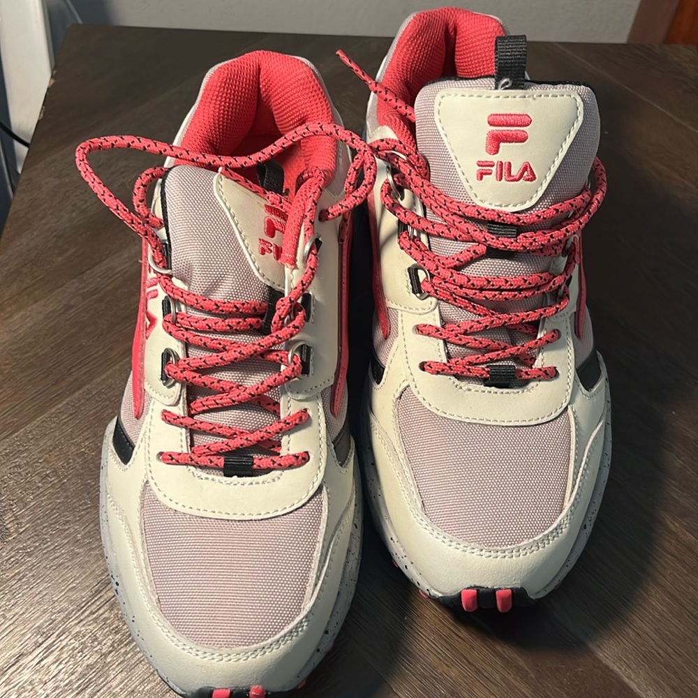 FILA WOMEN'S REMINDER PINK SNEAKER US 8.5 Never worn.